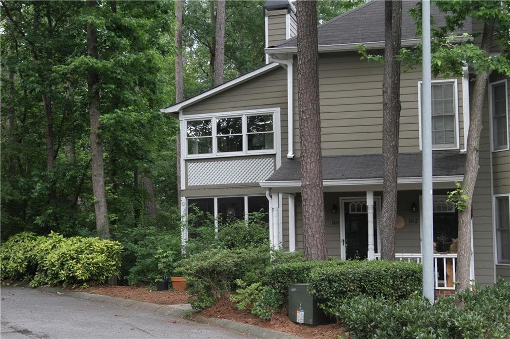 2 bedroom, 2 bathroom, 1,460 sq ft condominium sold at 1412 Oakridge Circle, Atlanta, GA 30033