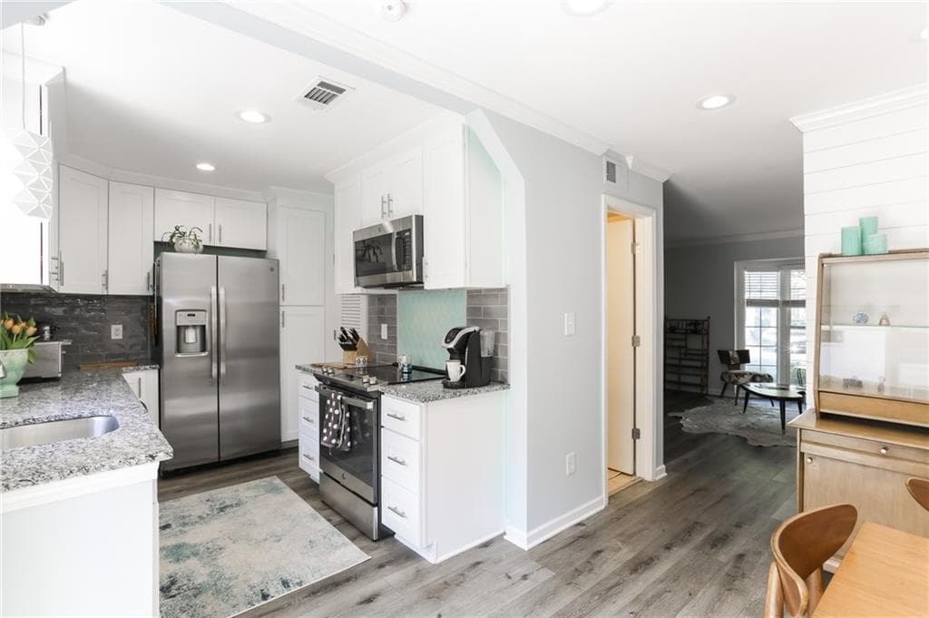 2 bedroom, 2 bathroom, 1,092 sq ft townhouse sold at 136 Peachtree Memorial Drive VA3, Atlanta, GA 30309