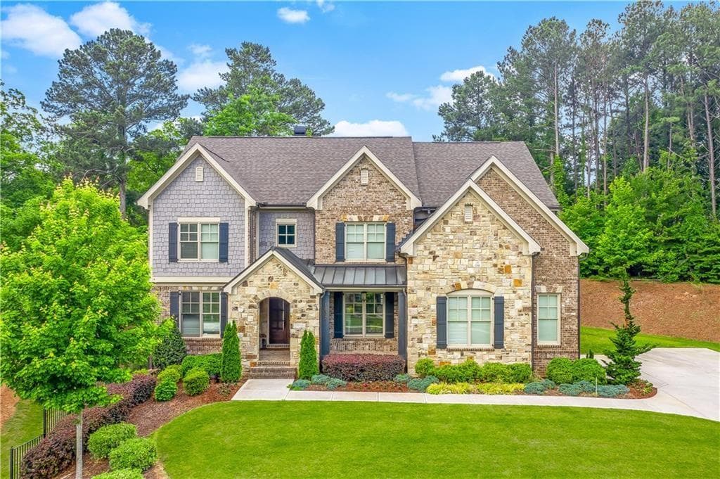 5 bedroom, 5 bathroom, 4,202 sq ft single family residence sold at 1827 Berkeley Oaks Lane, Atlanta, GA 30329