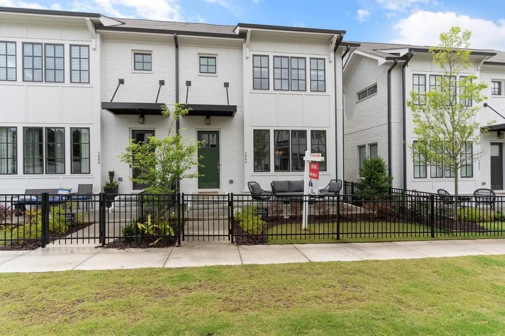 3 bedroom, 4 bathroom, 2,461 sq ft townhouse sold at 1964 Summit Trace Circle 448, Atlanta, GA 30318