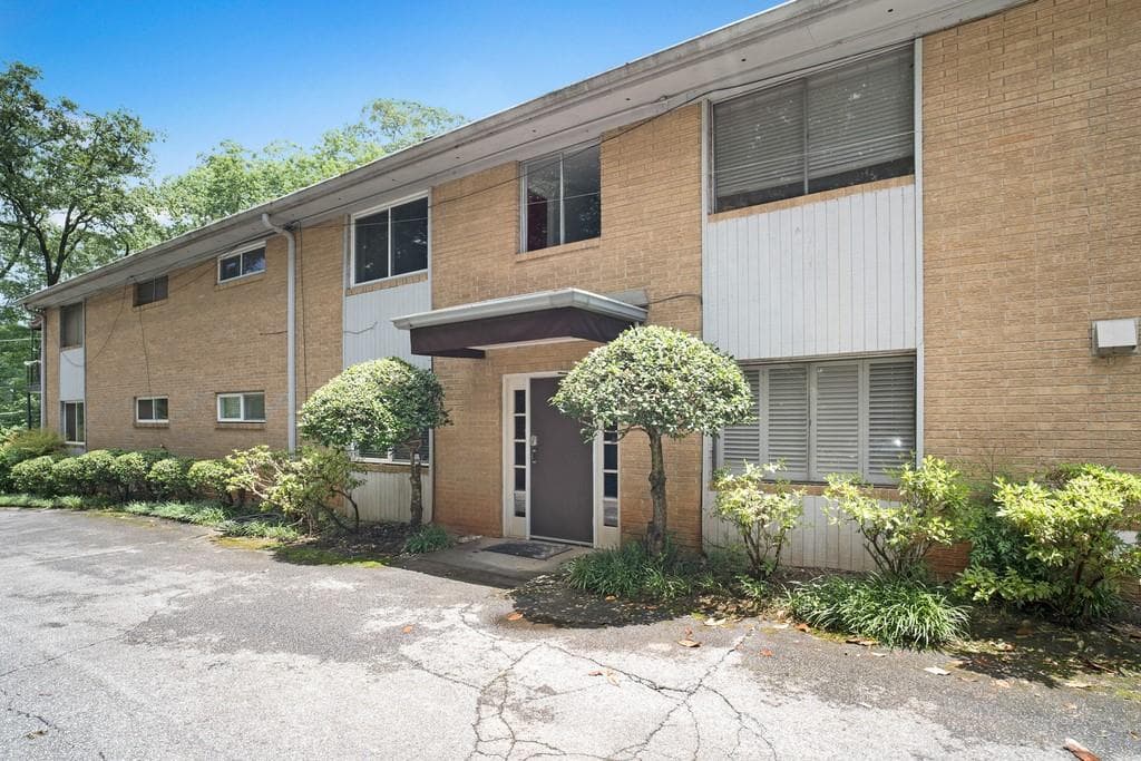 2 bedroom, 1 bathroom, 754 sq ft condominium sold at 148 Waverly Way 8, Atlanta, GA 30307