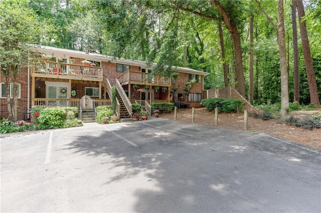 3 bedroom, 2 bathroom, 1,310 sq ft condominium sold at 4266 Roswell Road L3, Atlanta, GA 30342