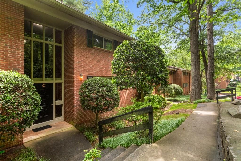 2 bedroom, 1 bathroom, 1,032 sq ft condominium sold at 1111 Clairemont Avenue C2, Decatur, GA 30030