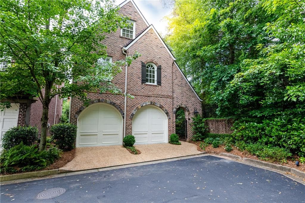 4 bedroom, 4 bathroom, 3,687 sq ft single family residence sold at 2070 Howell Mill Road, Atlanta, GA 30318