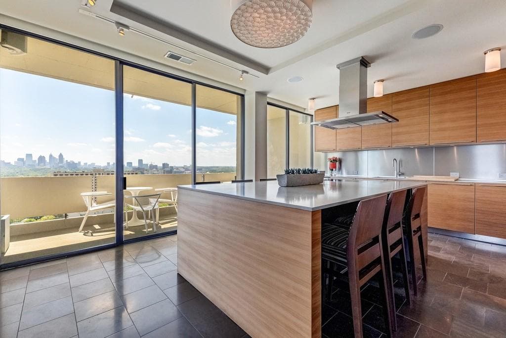 2 bedroom, 3 bathroom, 1,934 sq ft condominium sold at 2575 Peachtree Road 22E, Atlanta, GA 30305