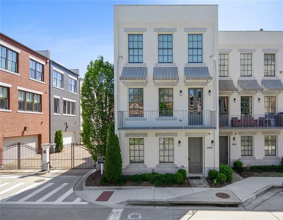 3 bedroom, 4 bathroom, 2,576 sq ft townhouse sold at 300 Stonemont Drive, Atlanta, GA 30305
