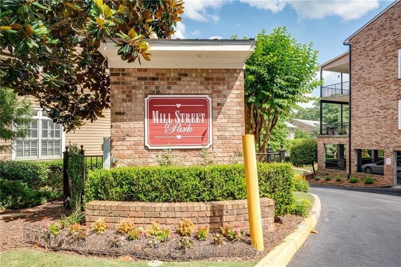 2 bedroom, 2 bathroom, 1,293 sq ft condominium sold at 510 Creek View Lane, Roswell, GA 30075