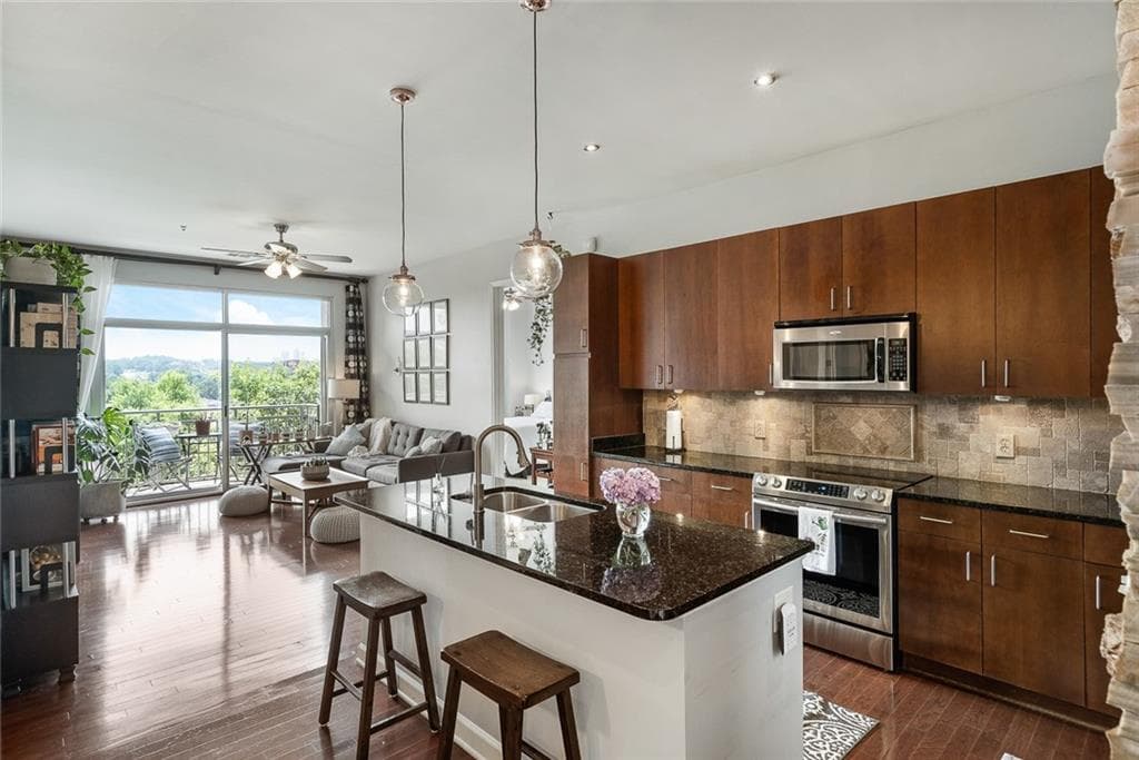 2 bedroom, 2 bathroom, 1,028 sq ft condominium sold at 711 Cosmopolitan Drive 347, Atlanta, GA 30324