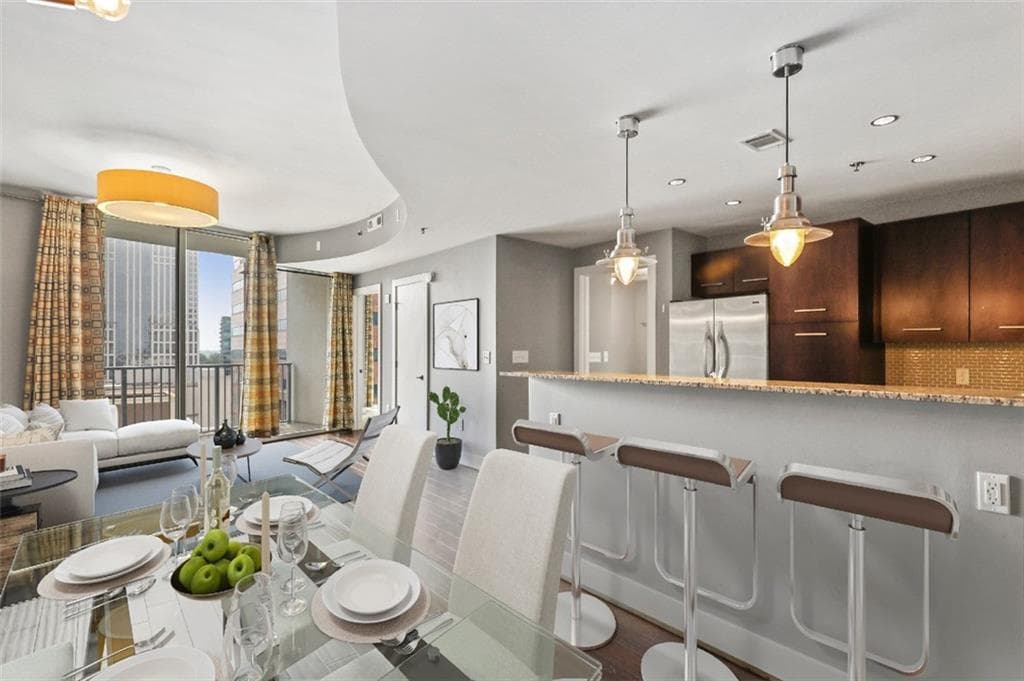1 bedroom, 1 bathroom, 1,060 sq ft condominium sold at 20 10th Street 1102, Atlanta, GA 30309