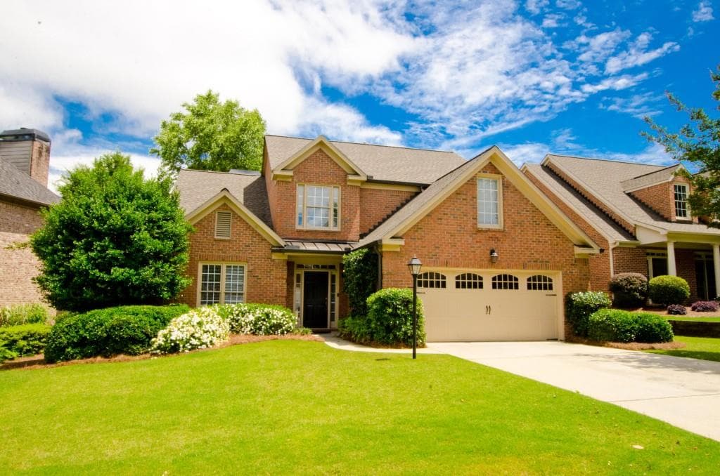 4 bedroom, 3 bathroom, 2,780 sq ft single family residence sold at 2710 Vinings Oak Drive, Atlanta, GA 30339