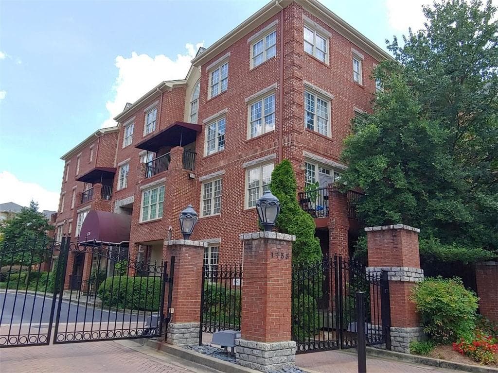 2 bedroom, 2 bathroom, 1,355 sq ft condominium sold at 1735 Peachtree Street 406, Atlanta, GA 30309