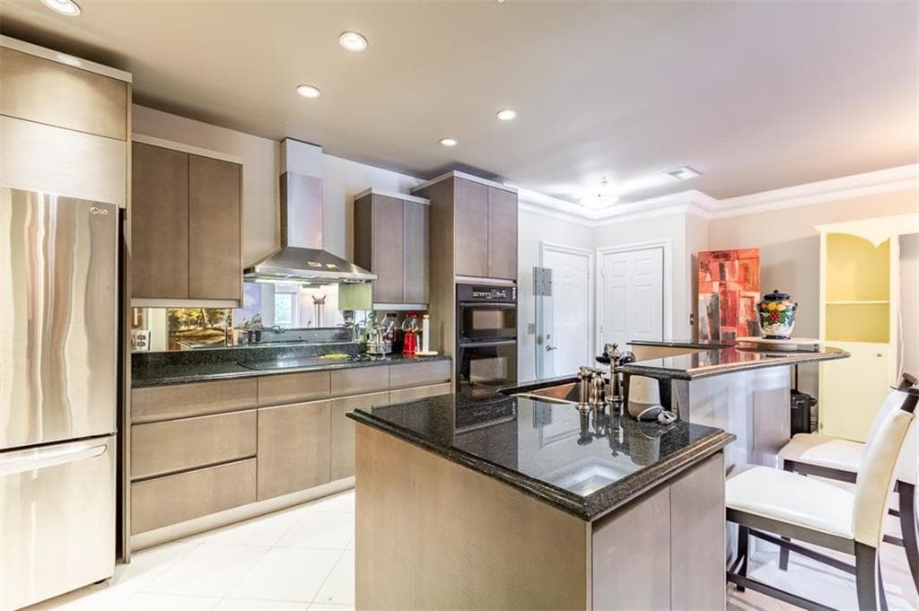 1 bedroom, 1 bathroom, 1,025 sq ft condominium sold at 3334 Peachtree Road 114, Atlanta, GA 30326