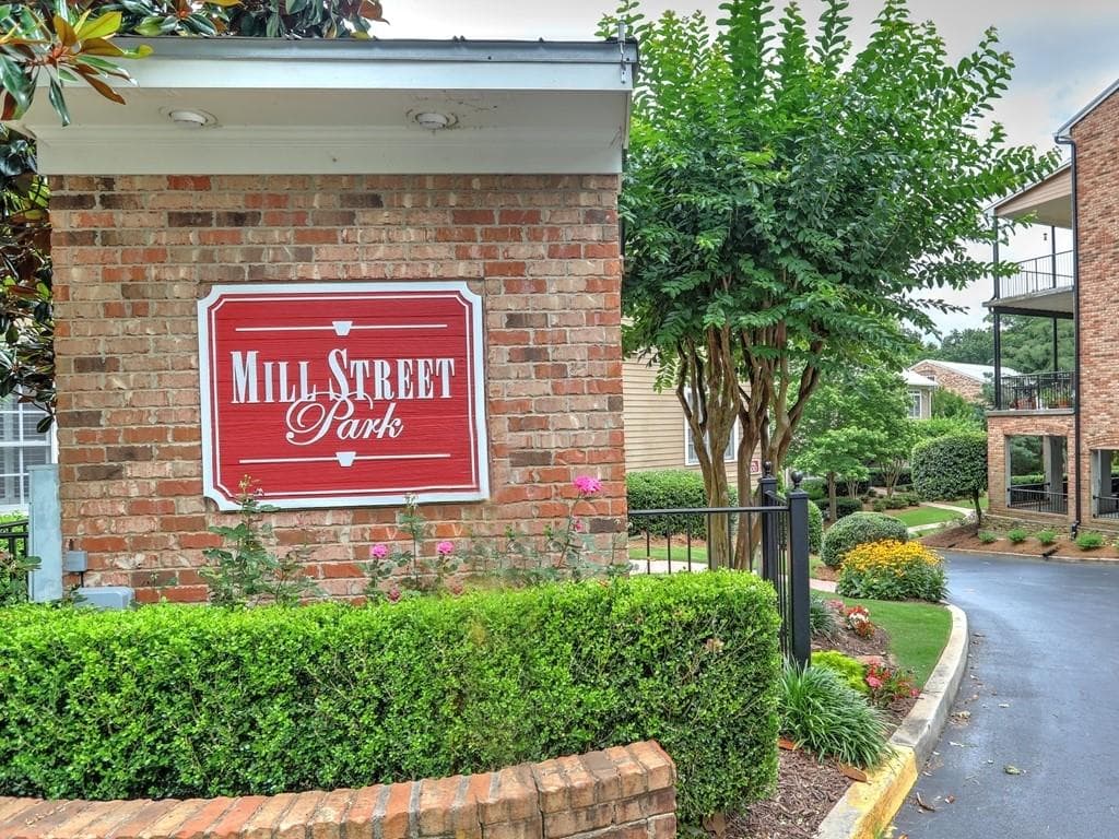 3 bedroom, 3 bathroom, 1,752 sq ft condominium sold at 820 Creek View Lane, Roswell, GA 30075
