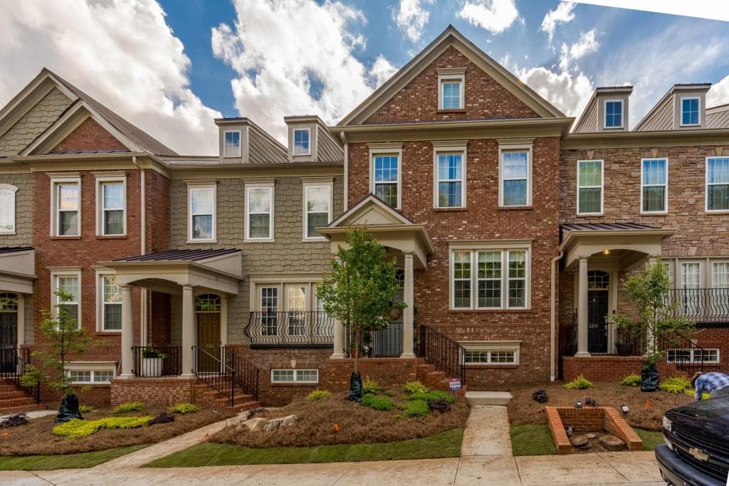 3 bedroom, 4 bathroom, 1,845 sq ft townhouse sold at 2288 Limehurst Drive, Brookhaven, GA 30319