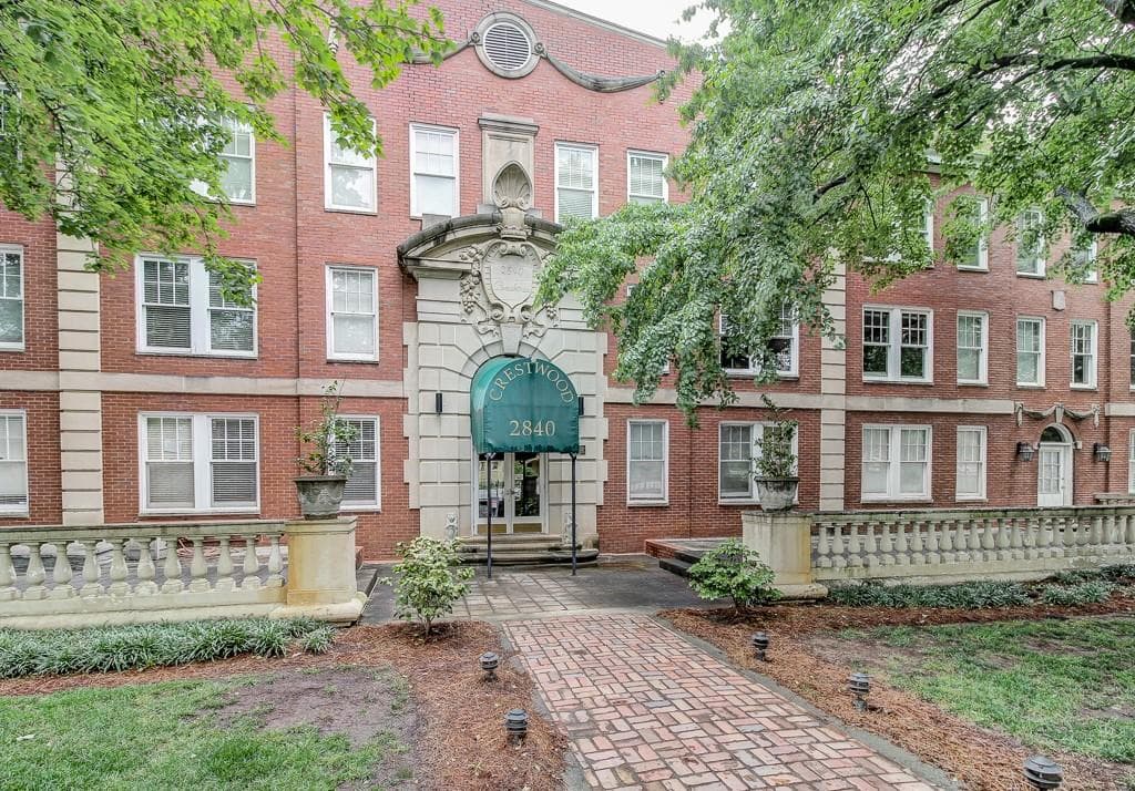 3 bedroom, 3 bathroom, 1,975 sq ft condominium sold at 2840 Peachtree Road 512, Atlanta, GA 30305