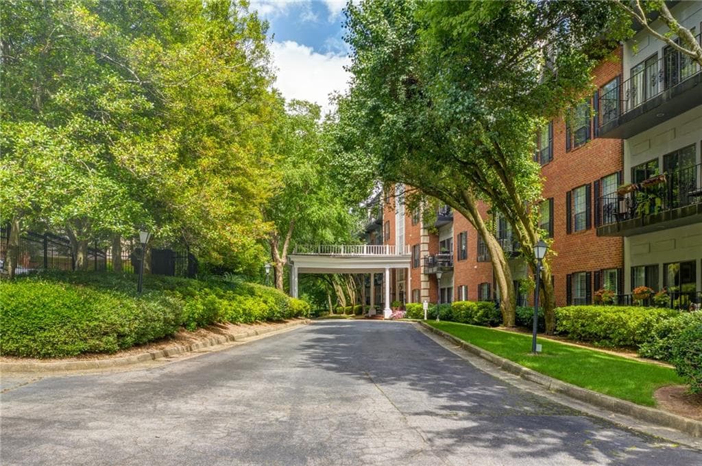 1 bedroom, 1 bathroom, 1,035 sq ft condominium sold at 2921 Lenox Road 214, Atlanta, GA 30324