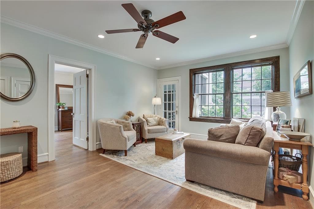 2 bedroom, 1 bathroom, 970 sq ft condominium sold at 8 Collier Road A2, Atlanta, GA 30309