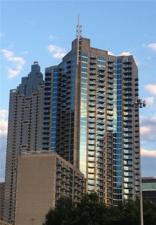 2 bedroom, 2 bathroom, 1,127 sq ft condominium sold at 400 W Peachtree Street 813, Atlanta, GA 30308