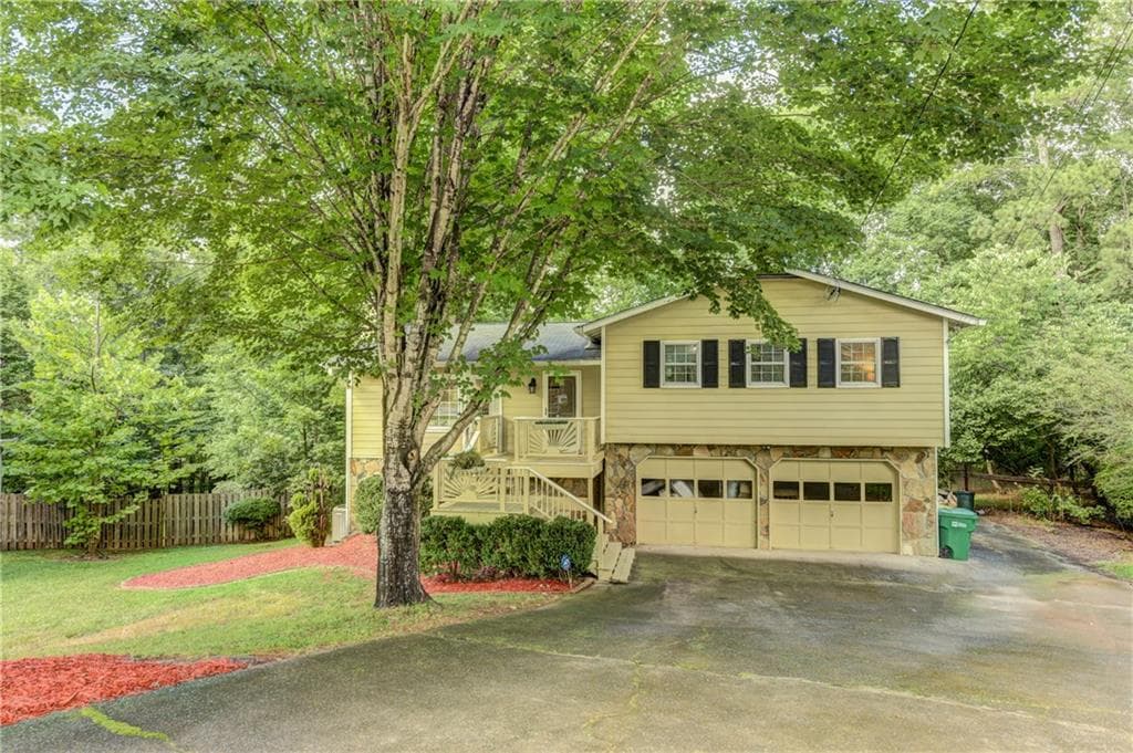 3 bedroom, 2 bathroom, 2,081 sq ft single family residence sold at 6899 Lakeview Lane, Atlanta, GA 30360