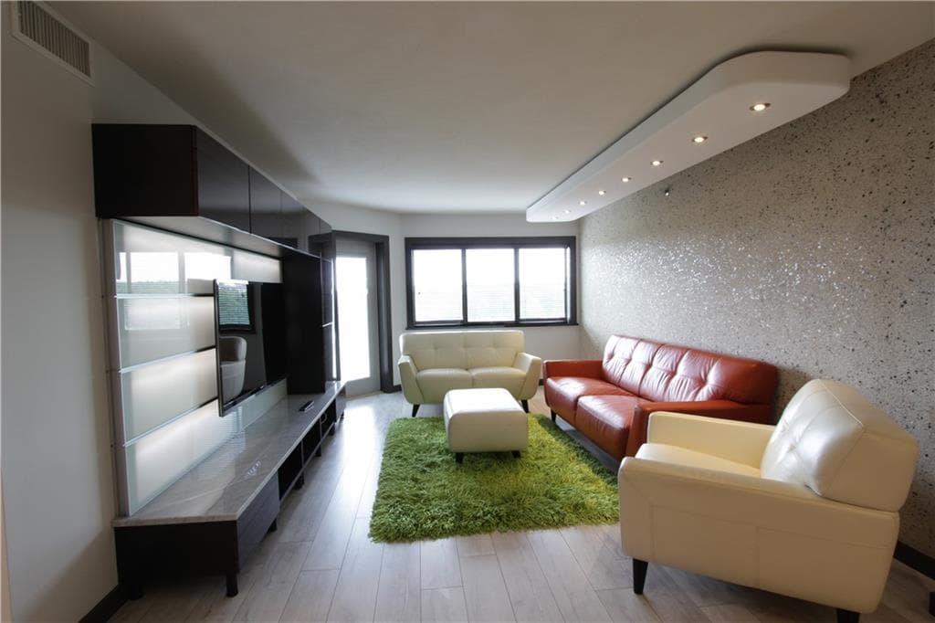 2 bedroom, 1 bathroom, 978 sq ft condominium sold at 795 Hammond Drive 806, Atlanta, GA 30328