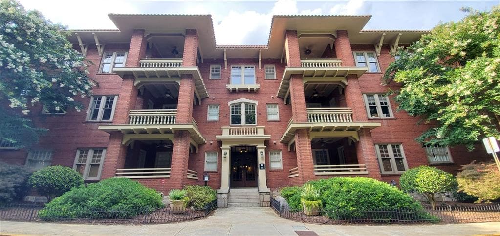 2 bedroom, 1 bathroom, 1,053 sq ft condominium sold at 266 11th Street 202, Atlanta, GA 30309
