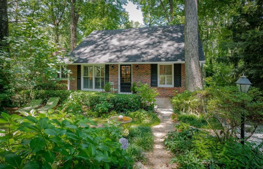 3 bedroom, 2 bathroom, 1,751 sq ft single family residence sold at 2825 Ridgemore Road, Atlanta, GA 30318