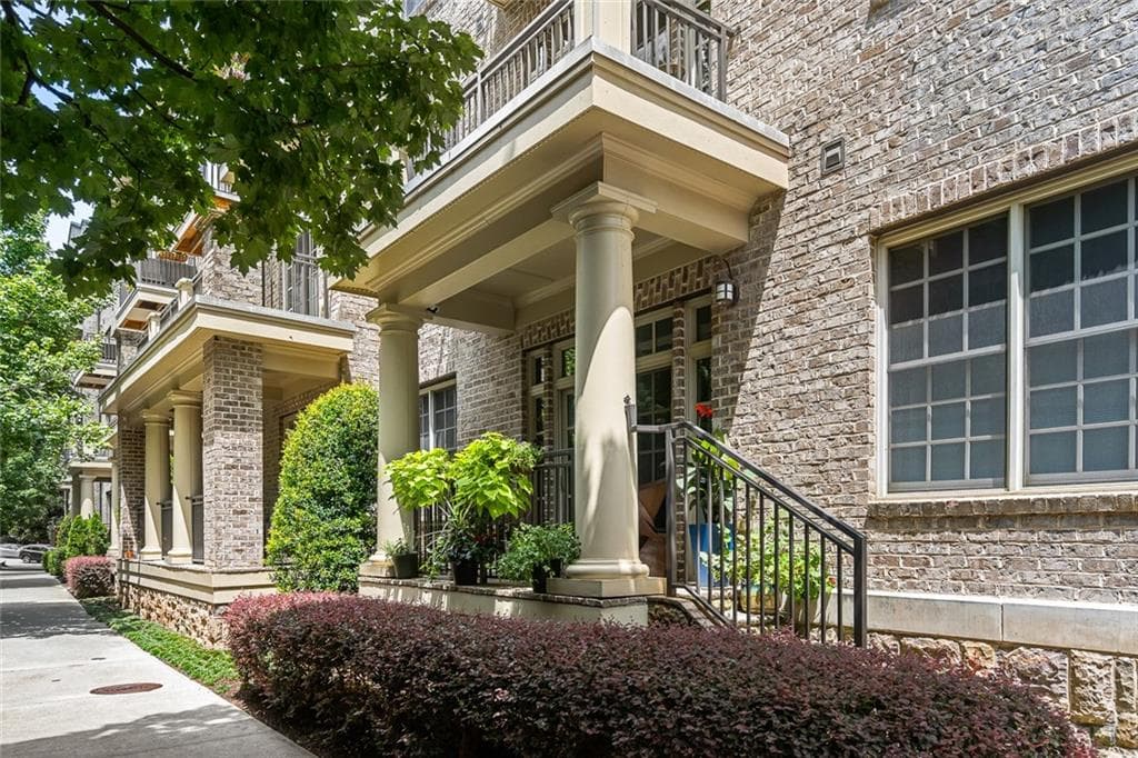1 bedroom, 1 bathroom, 734 sq ft condominium sold at 1055 Piedmont Avenue 113, Atlanta, GA 30309