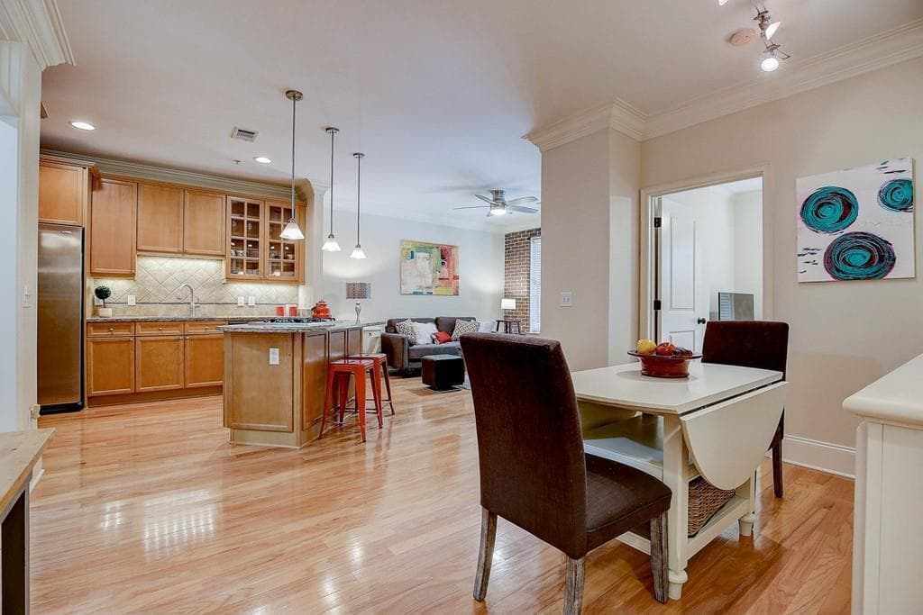 2 bedroom, 1 bathroom, 1,057 sq ft condominium sold at 825 Highland Lane 1211, Atlanta, GA 30306