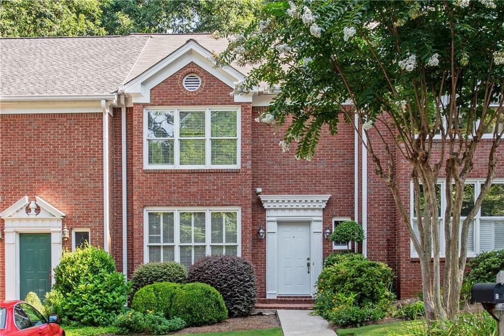 3 bedroom, 4 bathroom townhouse sold at 7950 Colquitt Road C2, Sandy Springs, GA 30350