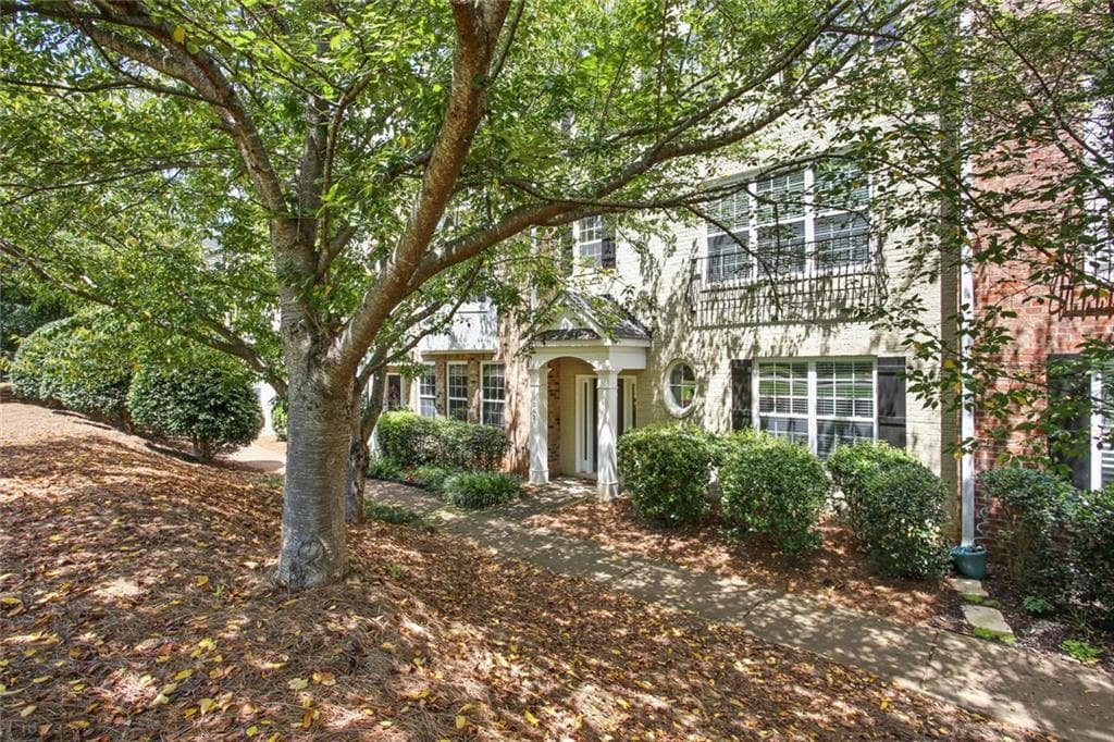 3 bedroom, 3 bathroom, 2,448 sq ft townhouse sold at 11262 Musette Circle, Alpharetta, GA 30009
