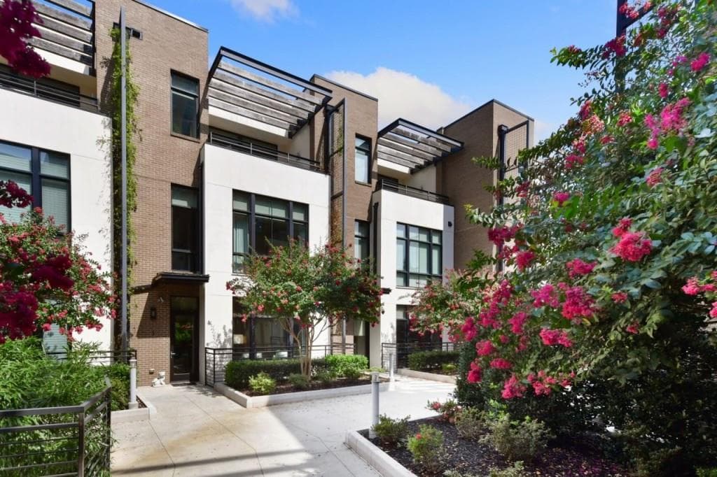 3 bedroom, 4 bathroom, 3,453 sq ft townhouse sold at 721 Longleaf Drive 3, Atlanta, GA 30342