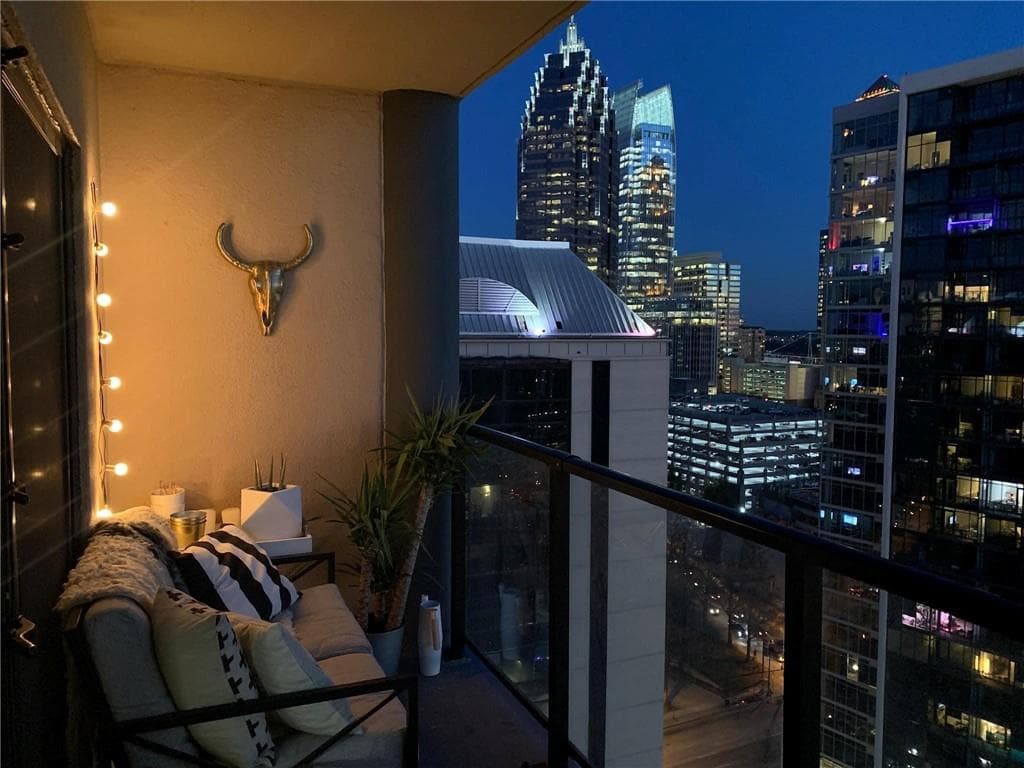1 bedroom, 1 bathroom, 813 sq ft condominium sold at 1280 W Peachtree Street 2607, Atlanta, GA 30309