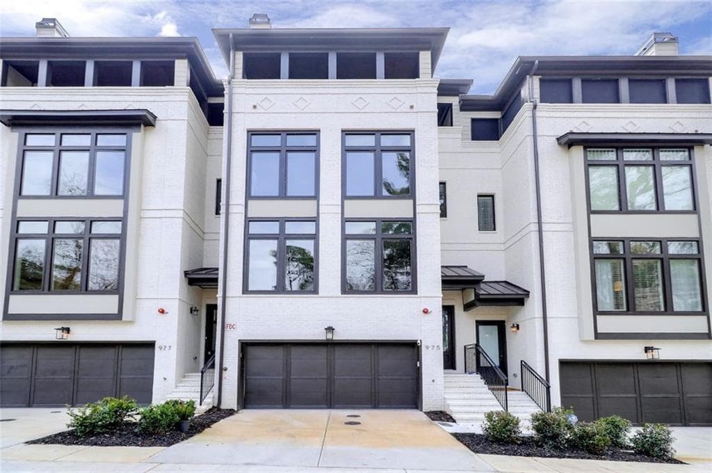 4 bedroom, 5 bathroom, 3,385 sq ft townhouse sold at 975 Laurel Court, Atlanta, GA 30326