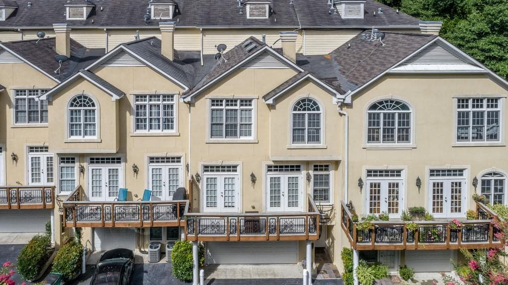 2 bedroom, 3 bathroom, 1,400 sq ft townhouse sold at 331 Carpenter Drive 9, Atlanta, GA 30328