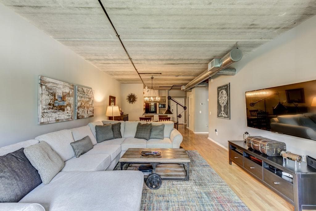 2 bedroom, 1 bathroom, 1,094 sq ft condominium sold at 800 Peachtree Street 1408, Atlanta, GA 30308
