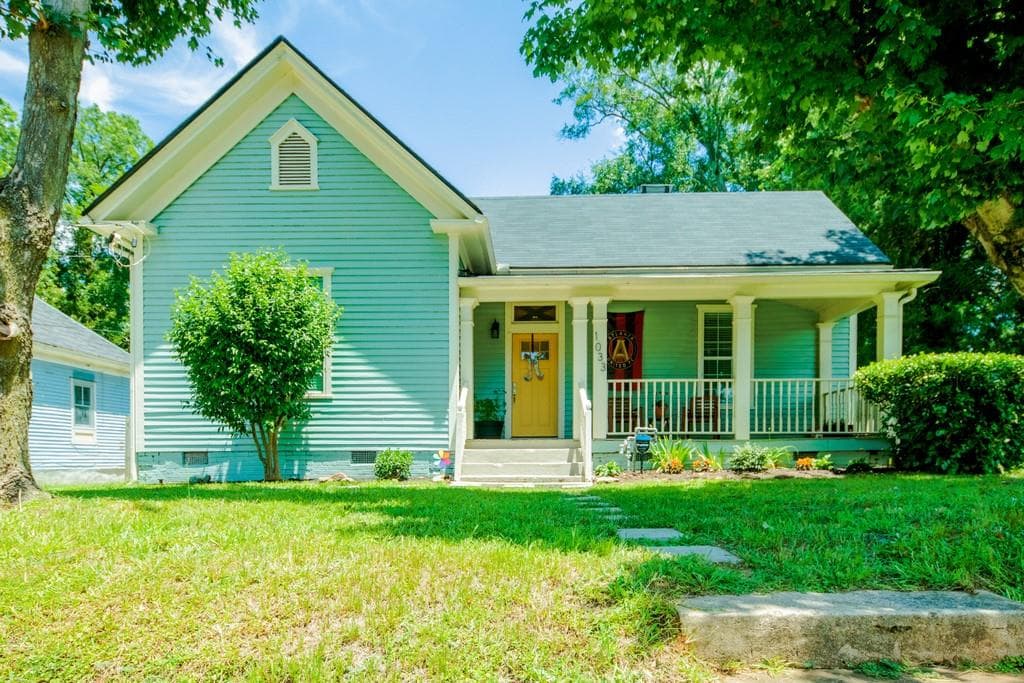 3 bedroom, 2 bathroom, 1,920 sq ft single family residence sold at 1033 White Oak Avenue, Atlanta, GA 30310