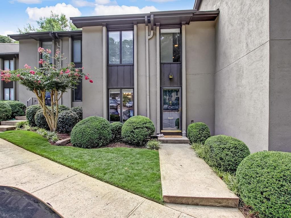 3 bedroom, 4 bathroom, 1,798 sq ft condominium sold at 24 Ivy Parkway, Atlanta, GA 30342