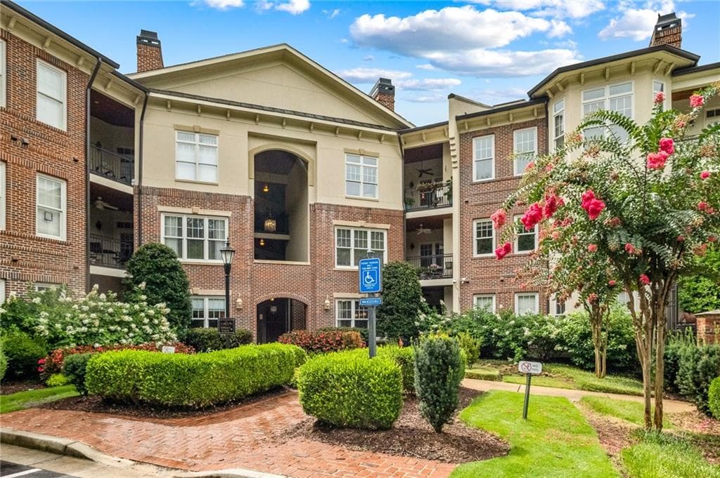 2 bedroom, 2 bathroom, 1,275 sq ft condominium sold at 825 Highland Lane 1216, Atlanta, GA 30306