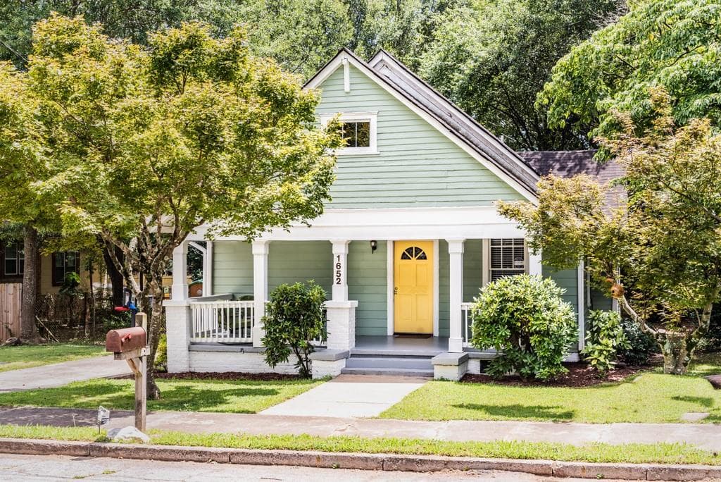3 bedroom, 3 bathroom single family residence sold at 1652 Temple Avenue, College Park, GA 30337