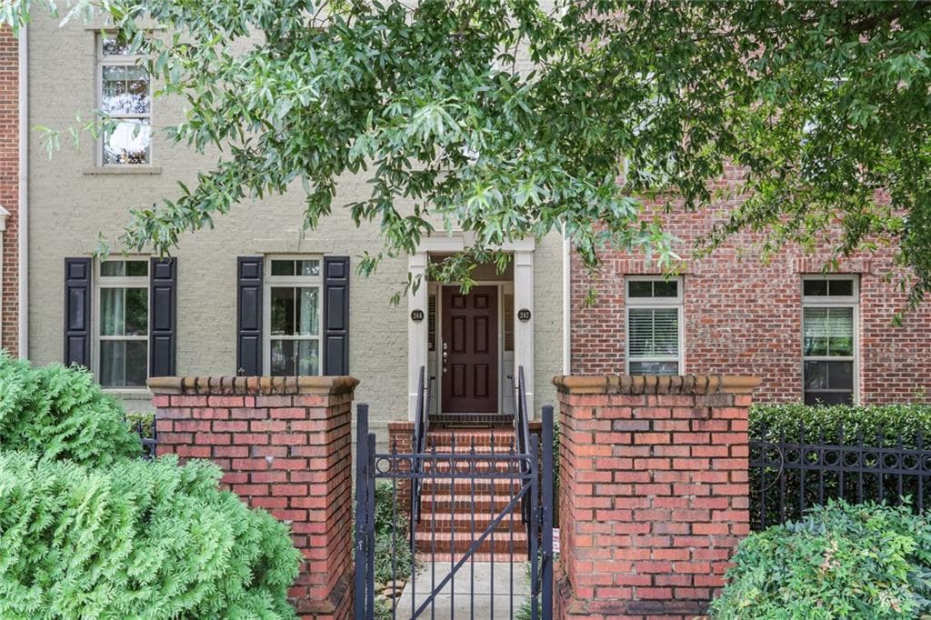 3 bedroom, 3 bathroom, 1,934 sq ft townhouse sold at 242 Le Gran Bend 242, Atlanta, GA 30328