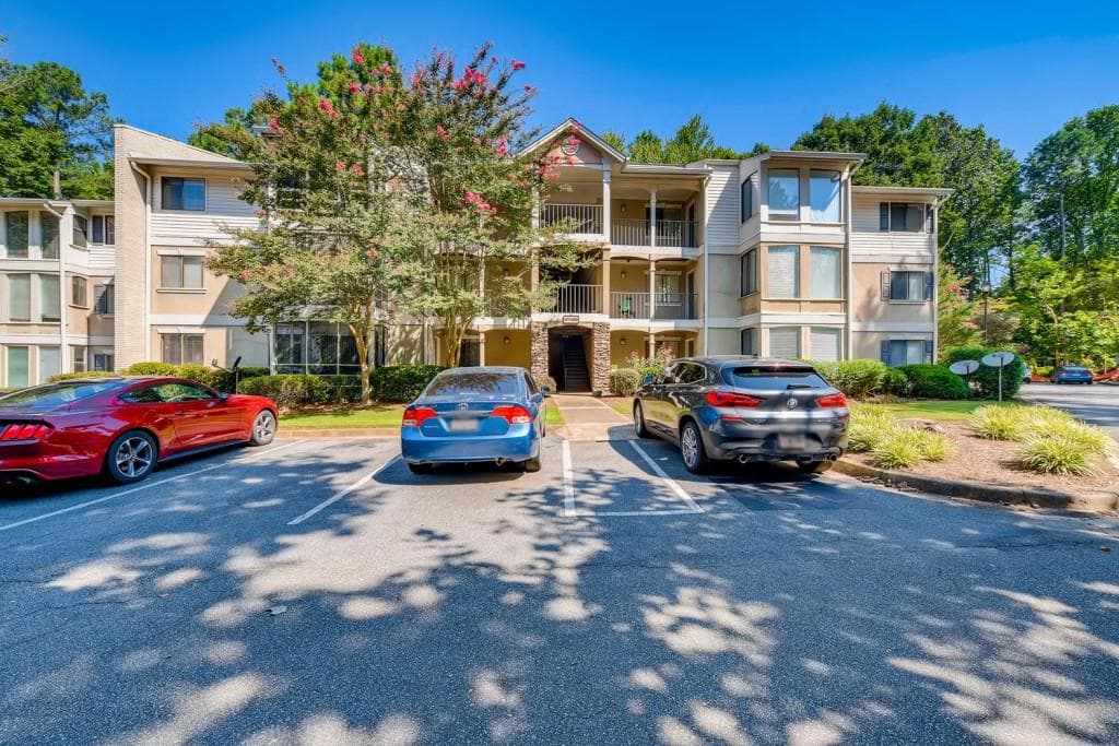 2 bedroom, 2 bathroom, 1,060 sq ft condominium sold at 2017 Wingate Way, Sandy Springs, GA 30350