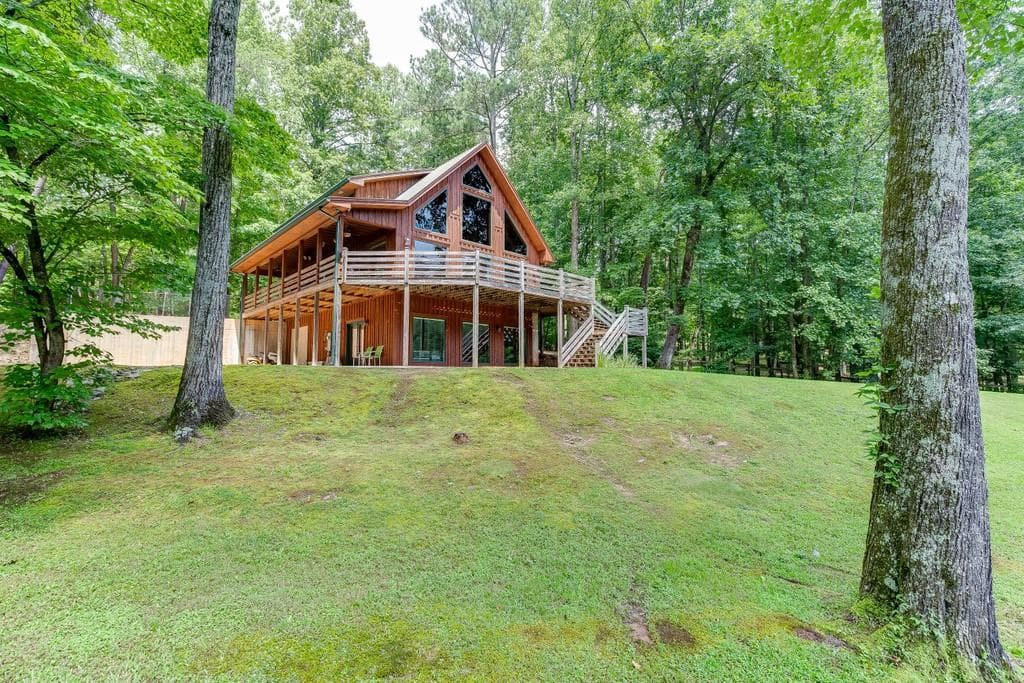 3 bedroom, 3 bathroom, 3,024 sq ft single family residence sold at 935 Smith Circle, Dawsonville, GA 30534