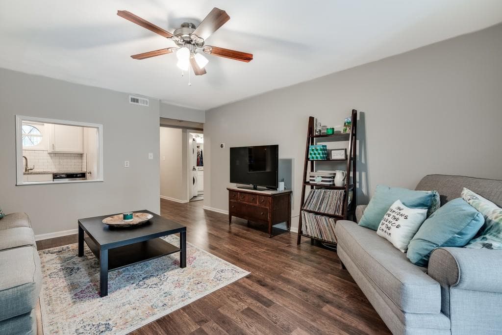 1 bedroom, 1 bathroom, 675 sq ft condominium sold at 5400 Roswell Road K2, Atlanta, GA 30342