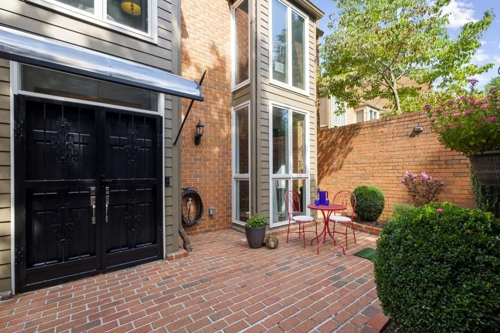 3 bedroom, 3 bathroom, 2,398 sq ft condominium sold at 61 Willow Glen, Atlanta, GA 30342
