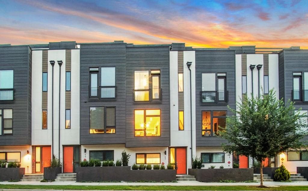 3 bedroom, 4 bathroom, 2,097 sq ft townhouse sold at 39 Reynolds Square Lane, Atlanta, GA 30307