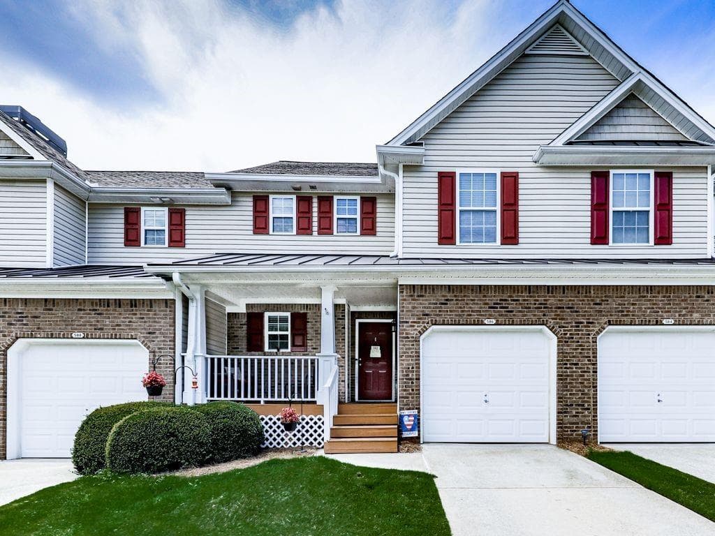 2 bedroom, 3 bathroom, 1,390 sq ft townhouse sold at 586 Fox Creek Crossing, Woodstock, GA 30188