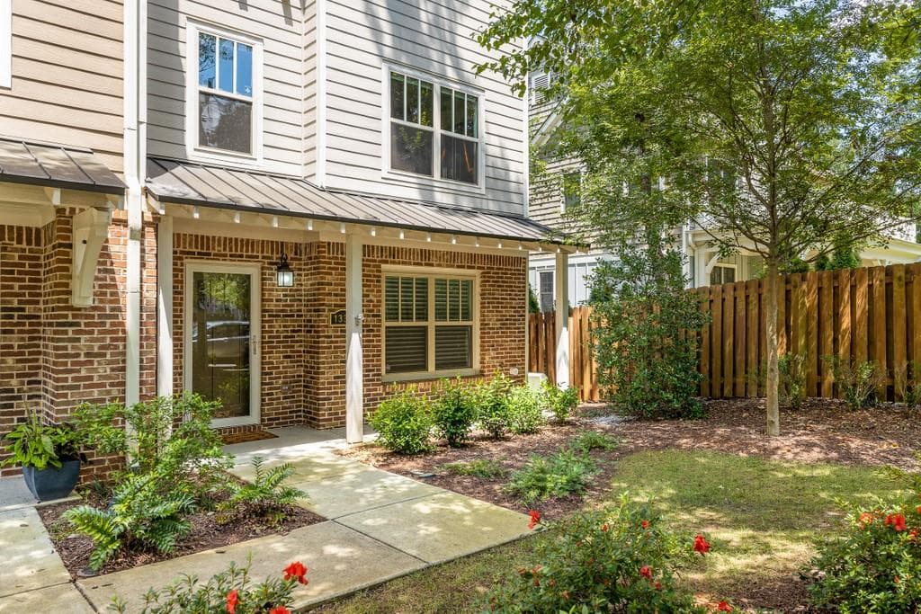 3 bedroom, 4 bathroom, 1,926 sq ft townhouse sold at 1333 Oakview Road, Decatur, GA 30030