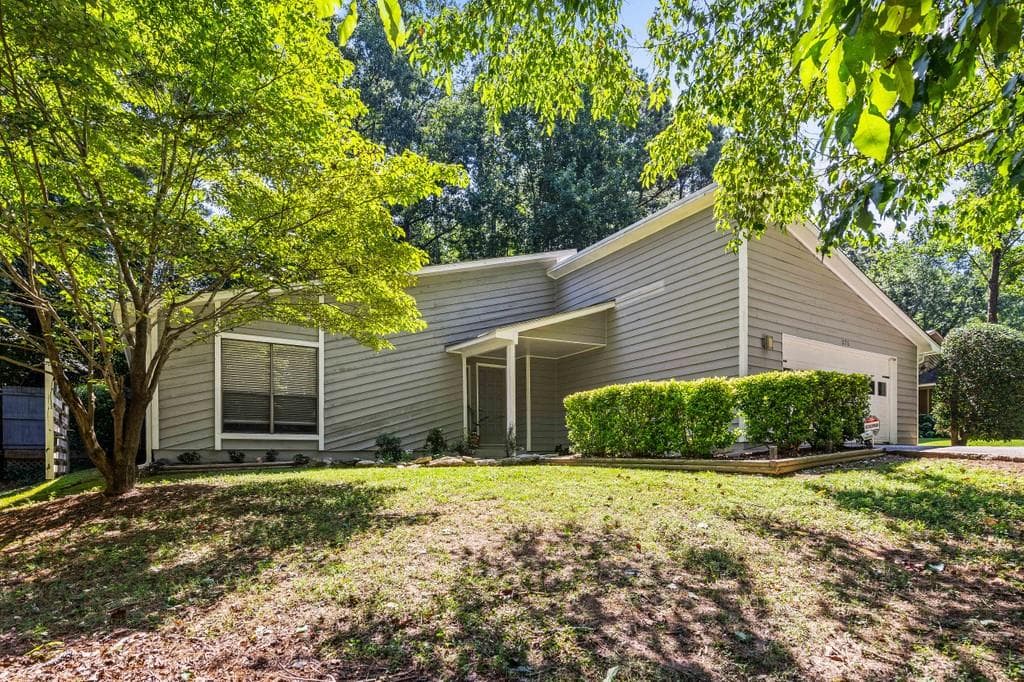 3 bedroom, 2 bathroom, 1,944 sq ft single family residence sold at 375 Creekside Court, Roswell, GA 30076