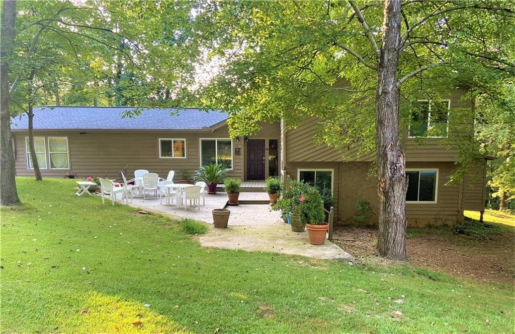 3 bedroom, 3 bathroom, 2,092 sq ft single family residence sold at 6714 Knollwood Circle, Douglasville, GA 30135