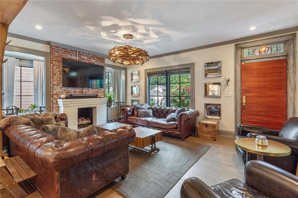 3 bedroom, 2 bathroom, 2,000 sq ft single family residence sold at 800 Martina Drive, Atlanta, GA 30305